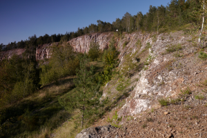 Skalna krawędź kamieniołomu korzecko gdzie wydobywano dolomit