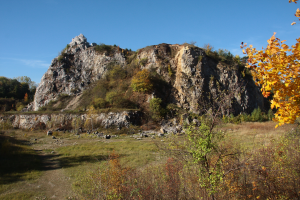 Wzniesienie skał wapiennych g&oacute;rnego dewonu pośrodku dawnego wyrobiska kopalnianego
